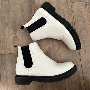 Steve Madden girls sparkly white bootie size 5